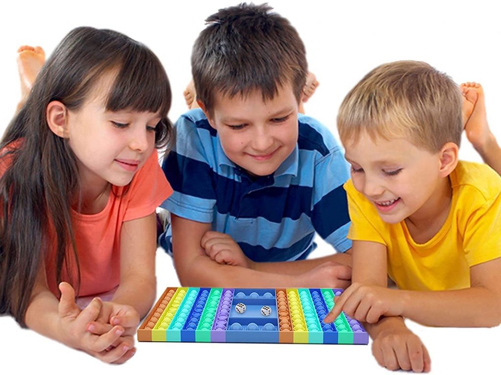 enfants jouent avec jeu popit calcul