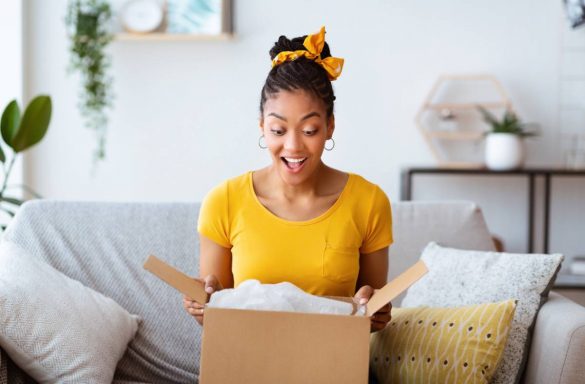 une femme ouvre un carton cadeau
