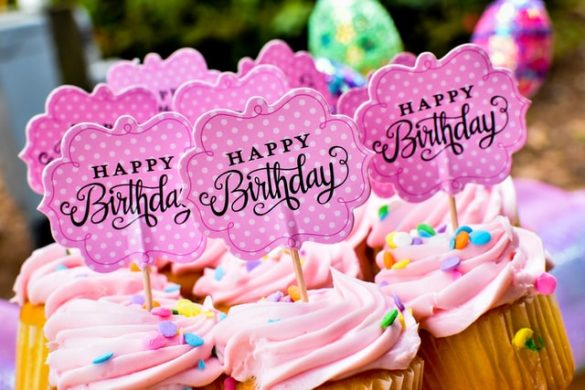 Topper Happy brithday posé sur cupcake