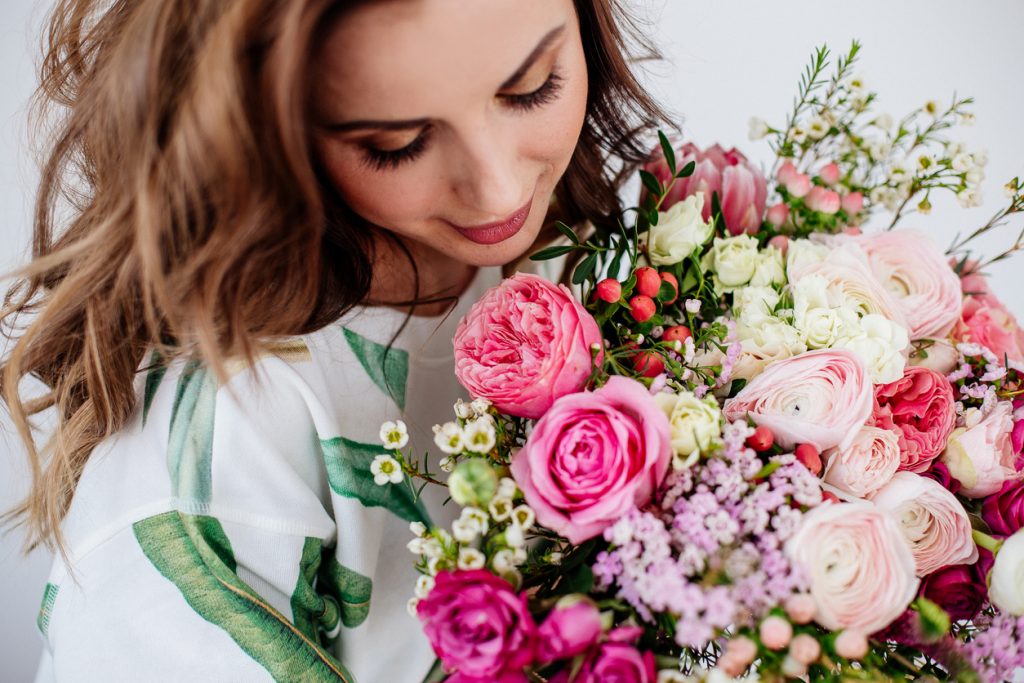 visage femme au dessus d'un bouquet de fleurs