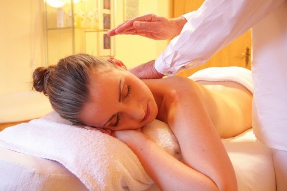 femme allongée sur une table pour massage