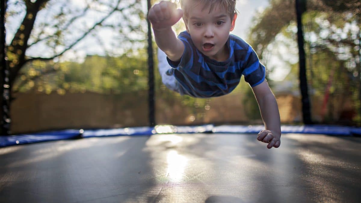 Quelques règles de sécurité à mettre en place avec un trampoline