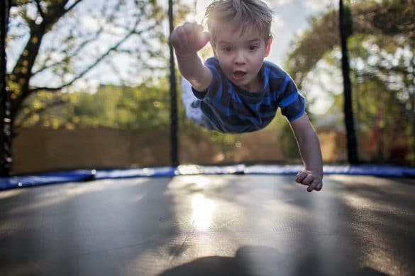enfant saute sur un trampoline