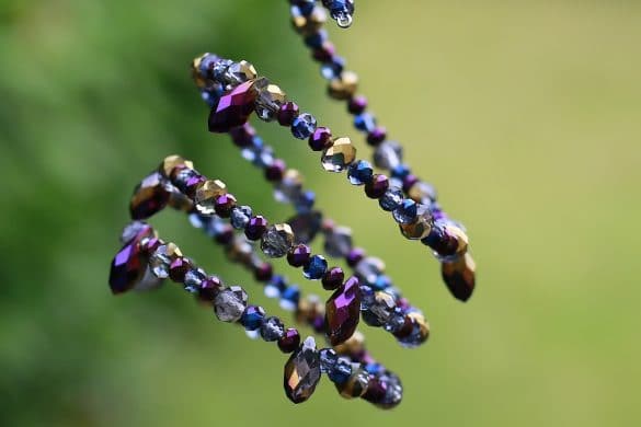 bracelet torsadé avec des perles violettes