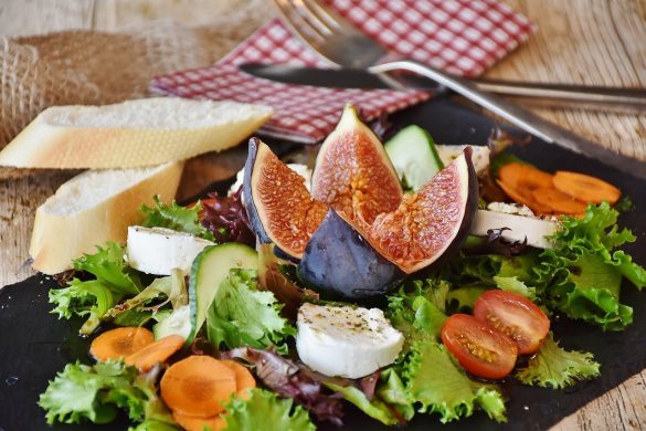 présentation plateau avec salade fromage et figues