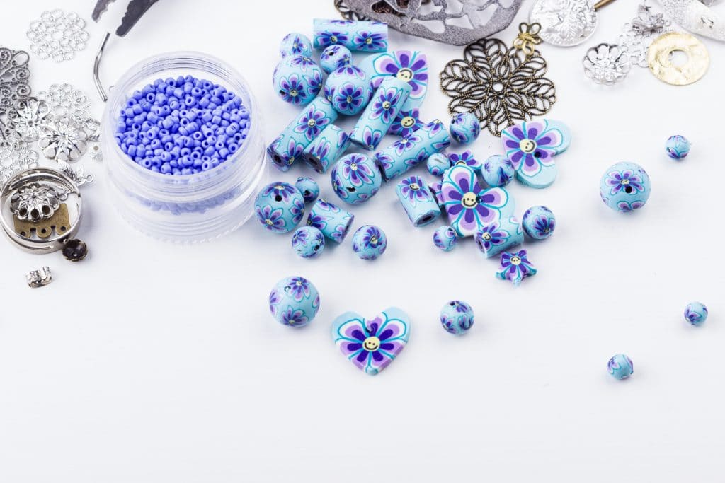 perles de différentes formes decouleurs bleues sur fond blanc