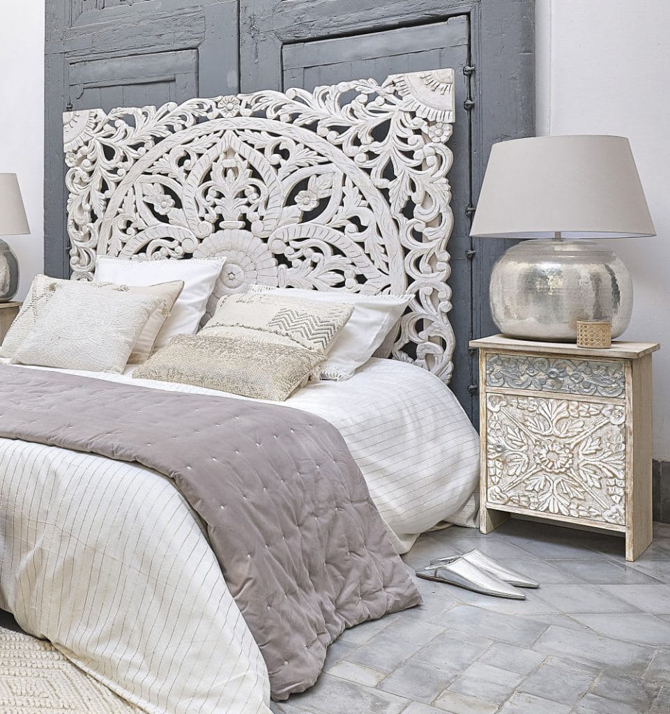 tête de lit en bois blanc ciselé