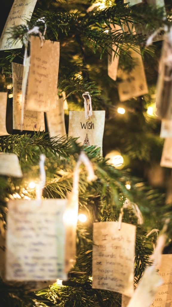 decoration suspendue dans sapin