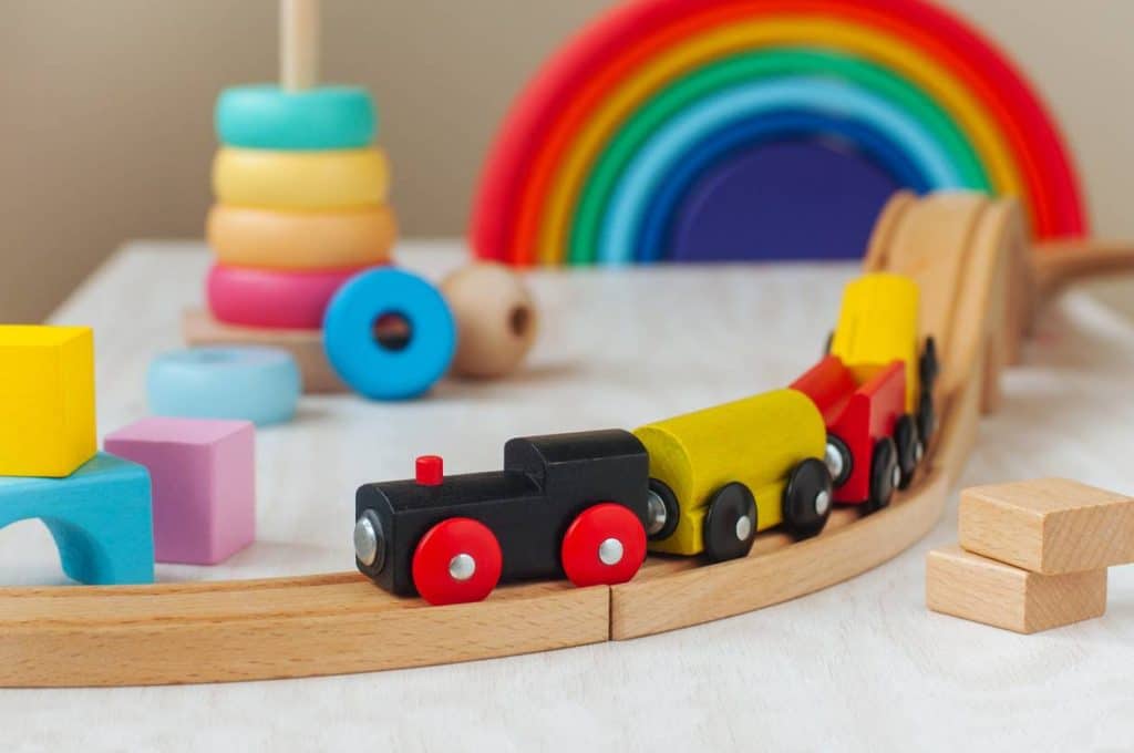 petit train en bois sur rail