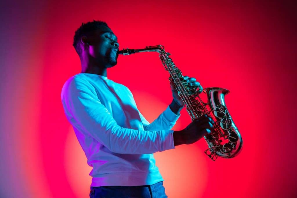 homme joue du saxophone