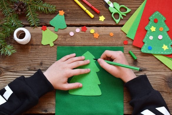 enfant dessine un gabarit sapin de noël