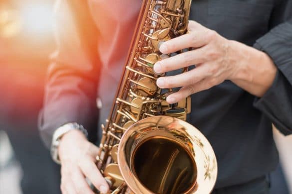 homme joue du saxo