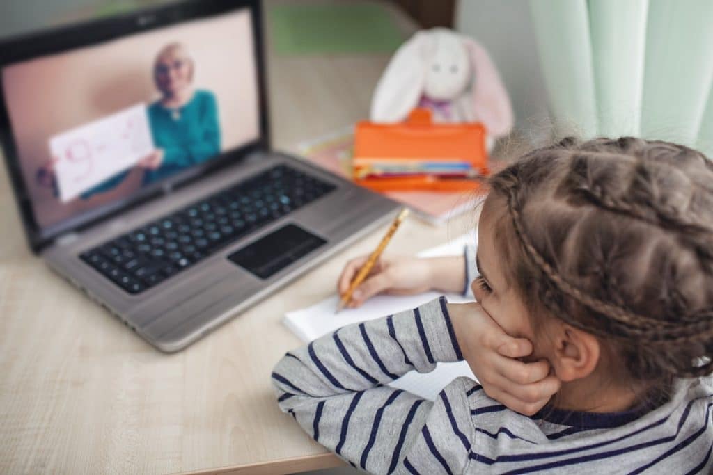 enfant regarde un cours en ligne