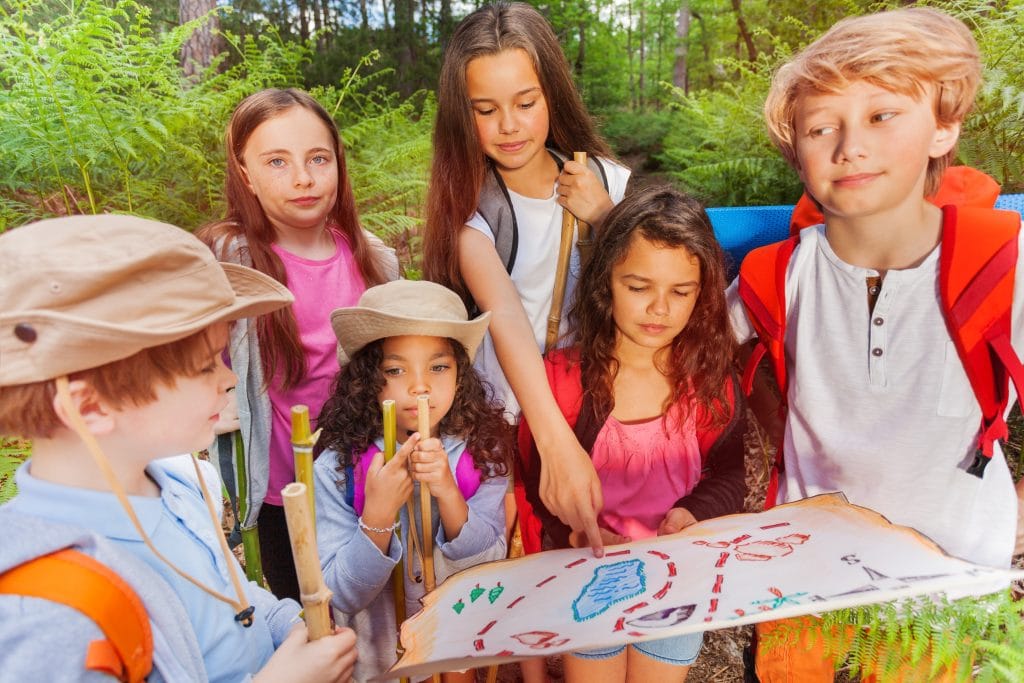 groupe d'enfant cherche un trésor sur une carte