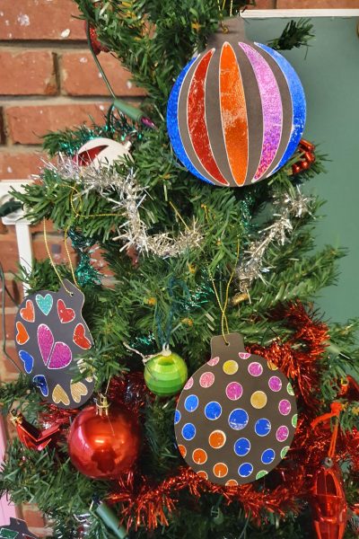 sapin décorer avec des boules en carton