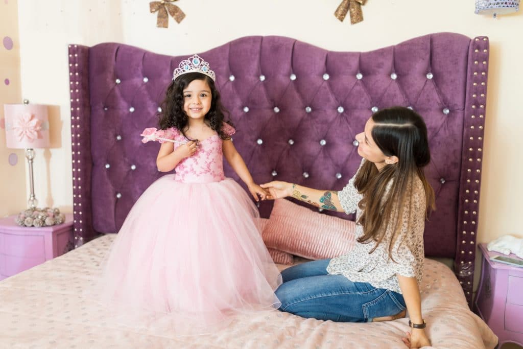 petite fille déguisée avec une robe de princesse rose