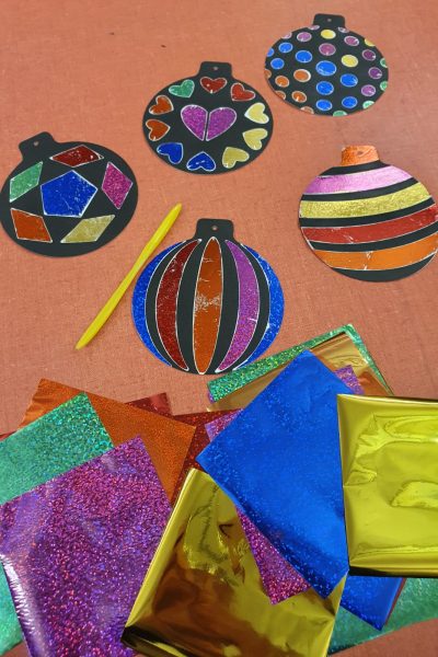 boule en carton décorée avec du papier métalissé