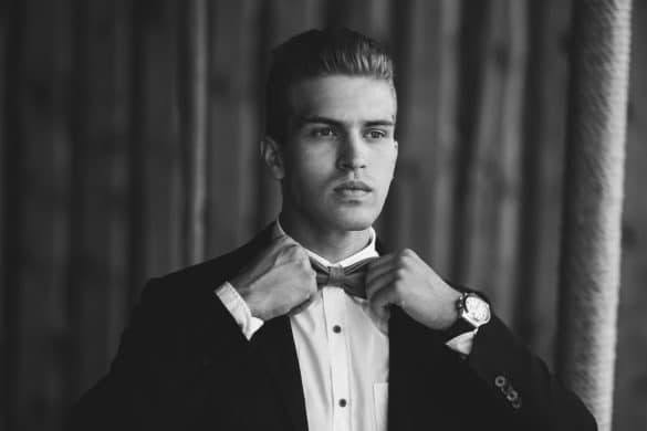 homme porte un noeuf papillon