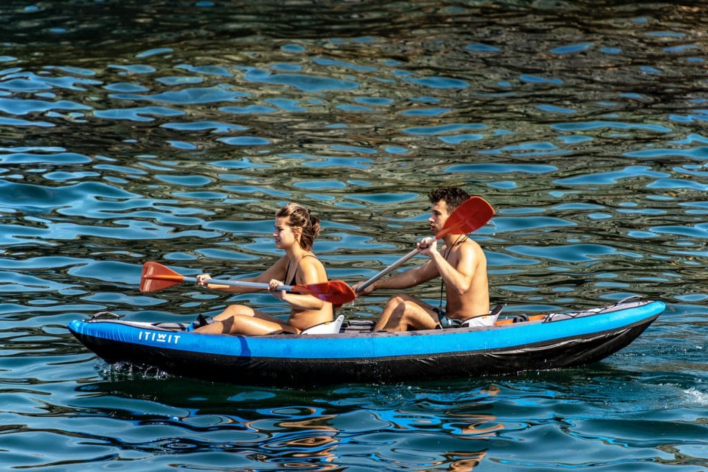 jeune couple rame dans un kayak