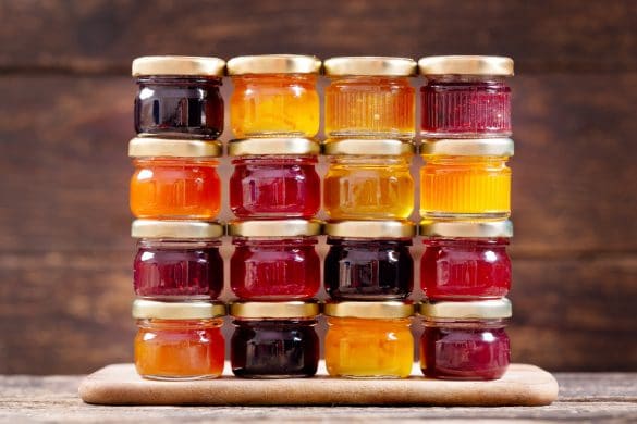 petits pots de confitures différents parfums empilés