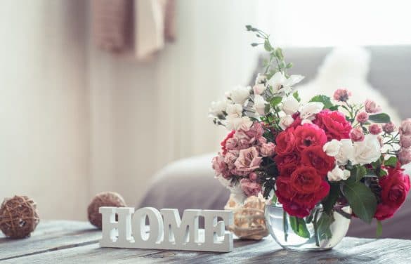 bouquet de fleurs dans un vase rond posé sur une table