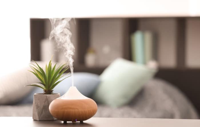 diffuseur huille essentiel en fonctionnement sur une table