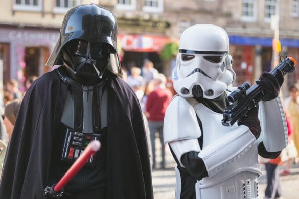 adultes déguisés en dark et stormtrooper vador et strom