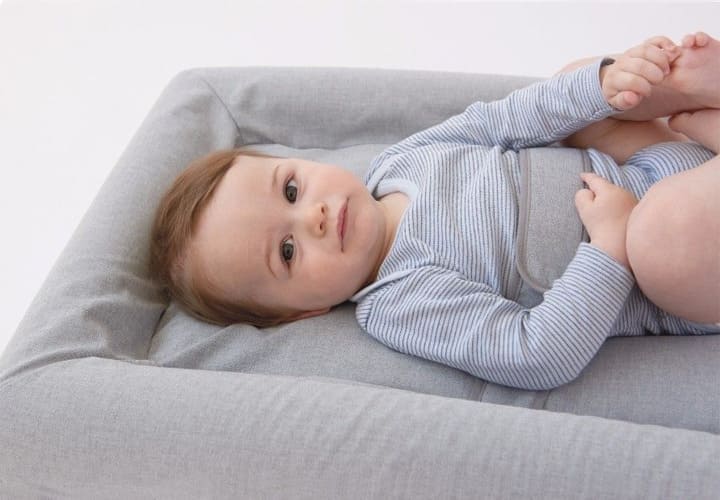bébé allongé sur un matelas à langer