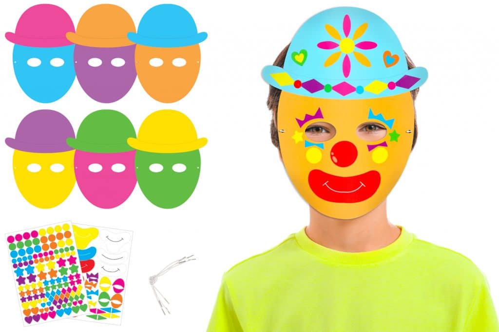 enfant porte un masque de clown sur son visage