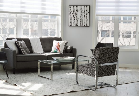 canapé et fauteuil posé dans un salon