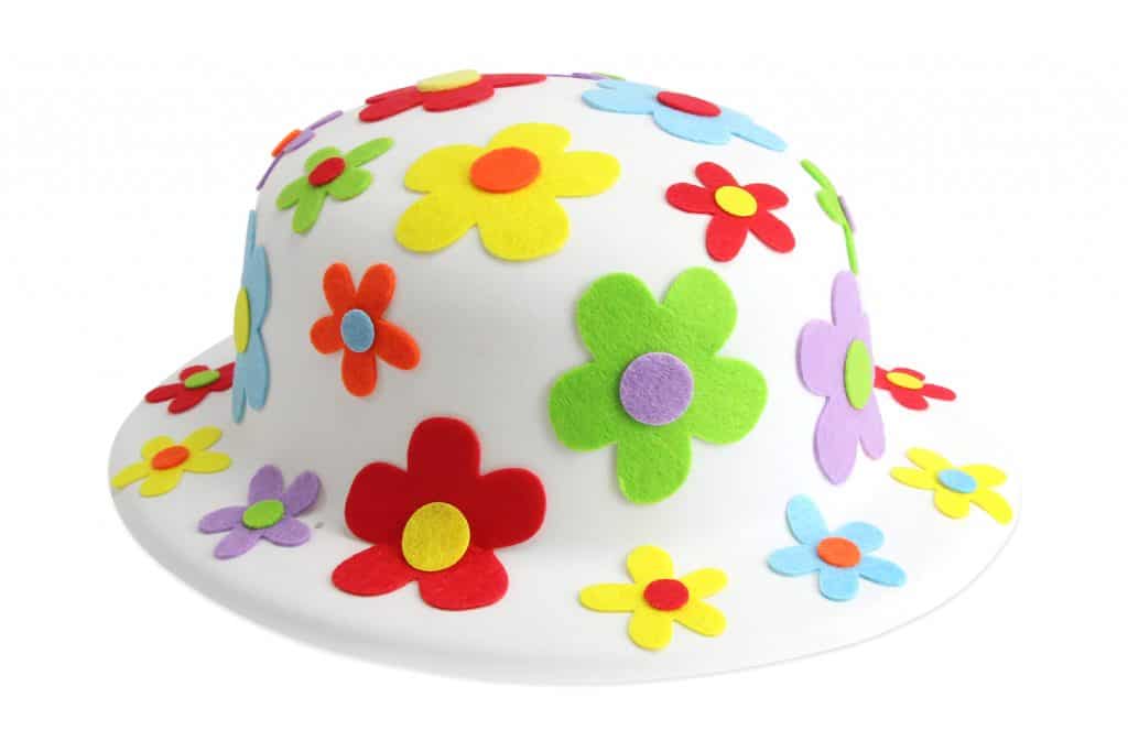 chapeau enfant décoré avec des fleurs