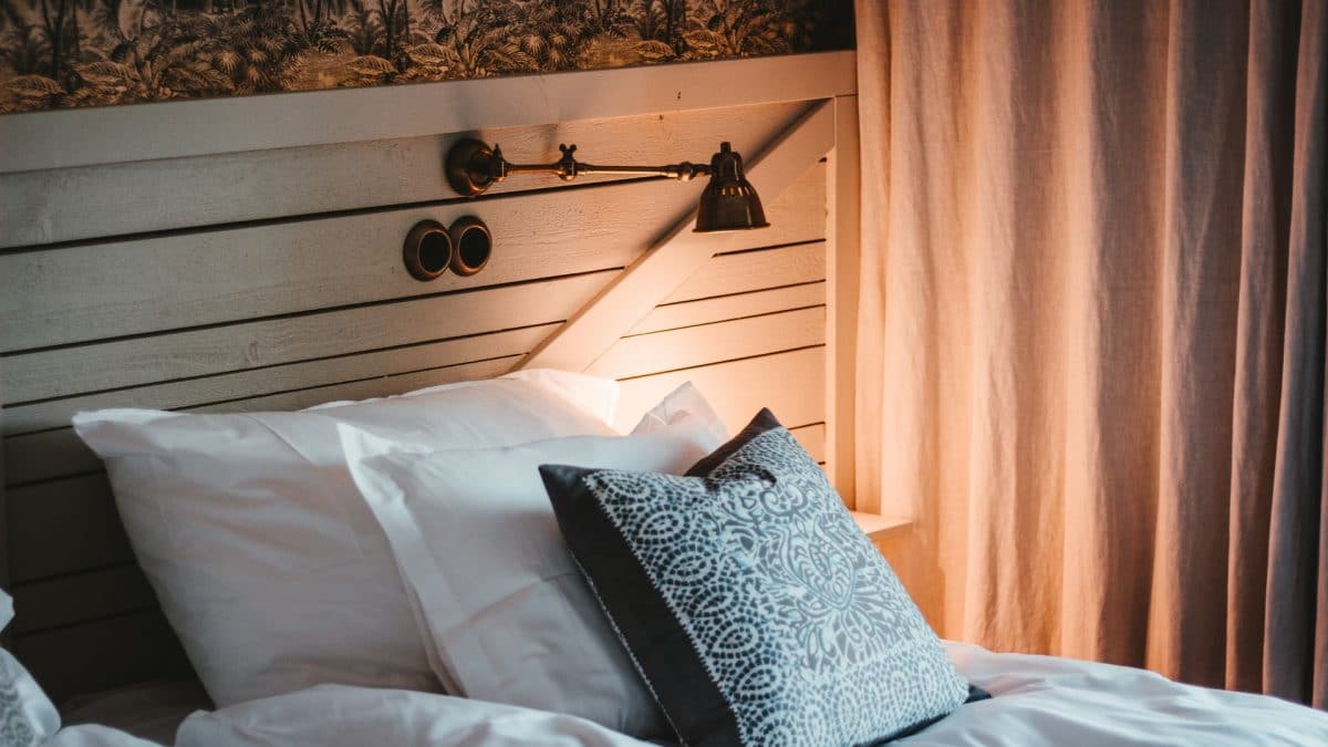 Comment fabriquer une tête de lit avec rangements ?