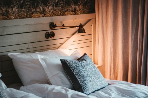 tête de lit en bois avec éclairage