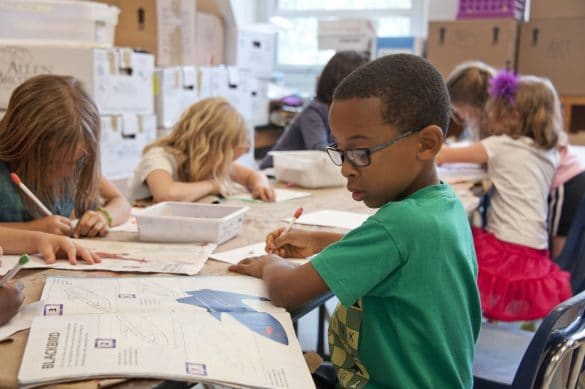 groupe d'enfant fait ses devoirs