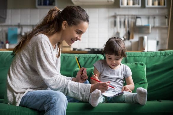 jeune femme dessine avec une petite fille