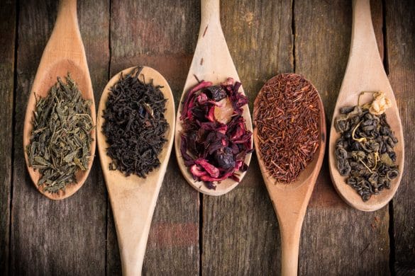 thé différents parfums déposé sur des cuillères en bois