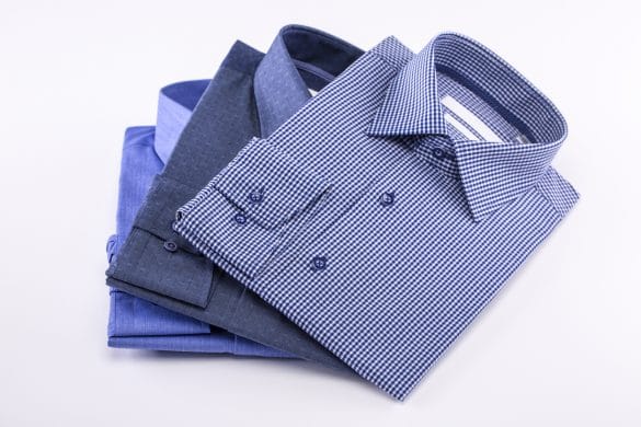 chemises bleues pliées posées l'une sur l'autre