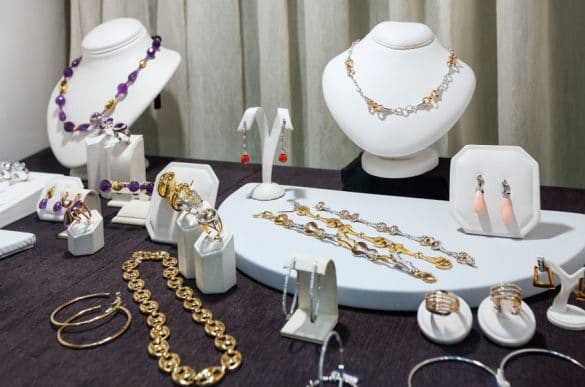 présentation de bijoux femme sur portant