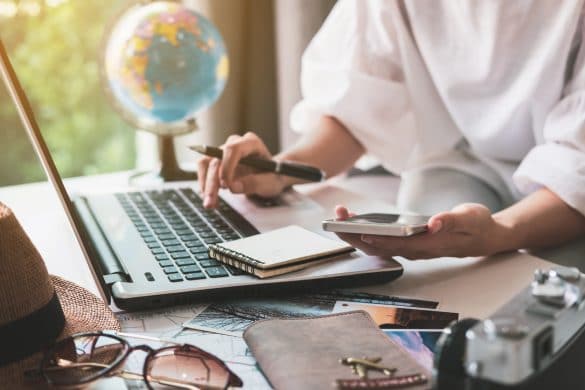 jeune femme utilse son pc et fait des comptes