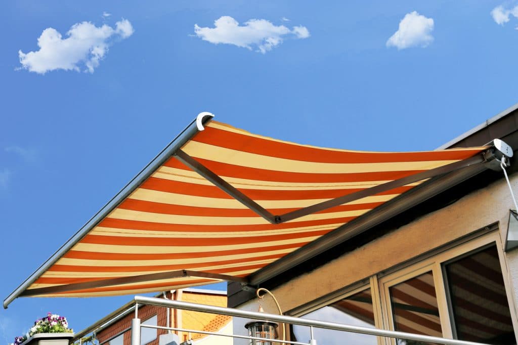 store banne ouvert en toile rayé blanc et orange