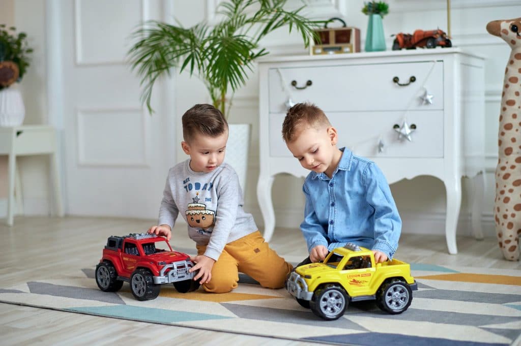 Petits garçons jouent avec une voiture