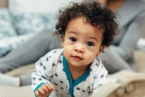 bébé petit garçon regarde un objectif