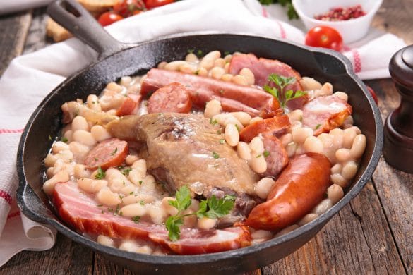 présentation d'un cassoulet dans une poele