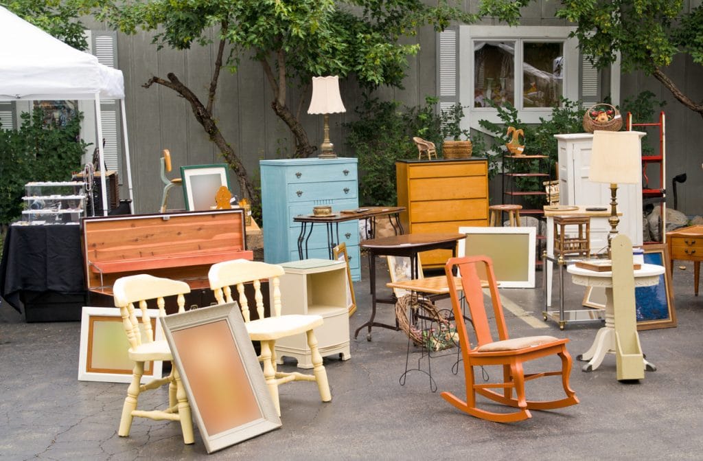 meubles et accessoires deco devant une maison