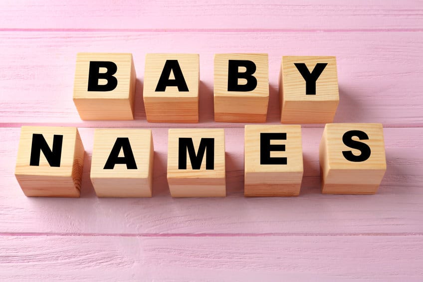 cubes posés sur un support rose baby names