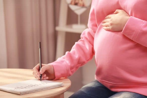 femme enceinte écrit une liste