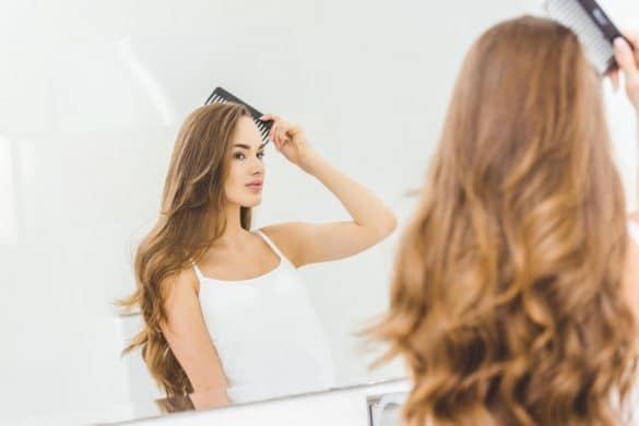 Jeune femme coiffe cheveux longs bouclés