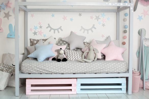 chambre fille décorée avec des stickers autocollants
