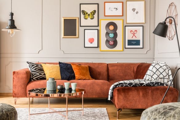 salon moderne avec tableaux accrochés aux murs