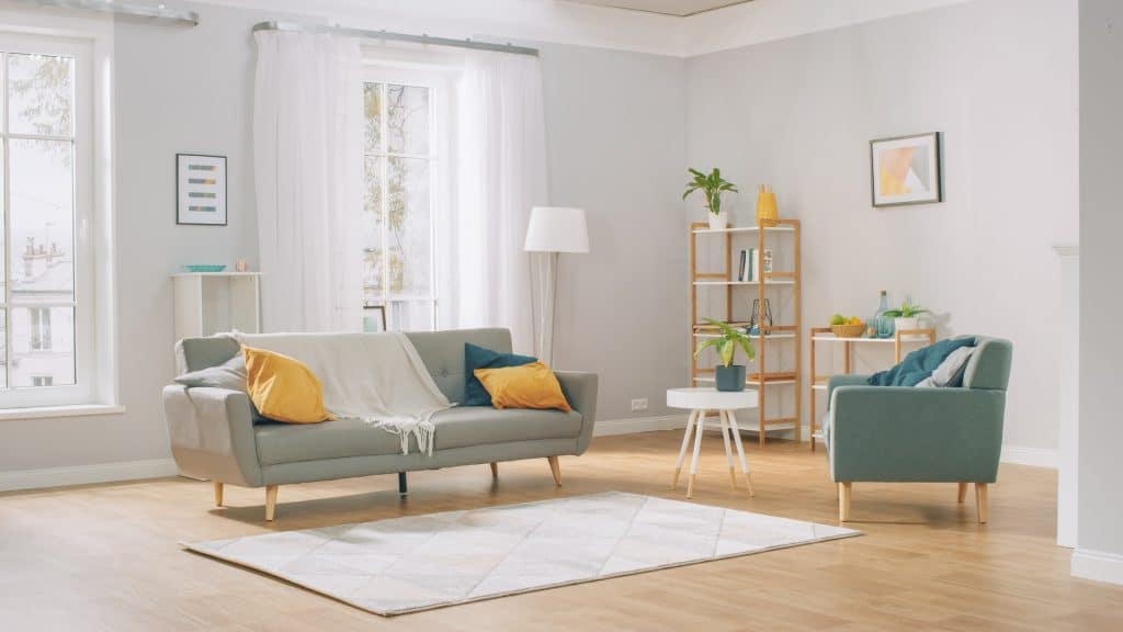 salon couleur pastel avec canapé vert amande et fauteuil